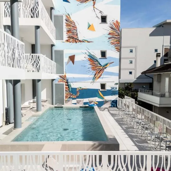 Hotel Marzia Holiday Queen، فندق في كاورلي