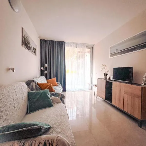 Apartment Mare45 - 10 minutes walk from the beach with one private ombrella and three sun-beds, hotel en Eraclea Mare