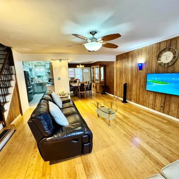 LGA airport 3 mins, 3 BR Duplex House, Parking and private backyard, 9mins subway!, hotel v destinaci East Elmhurst