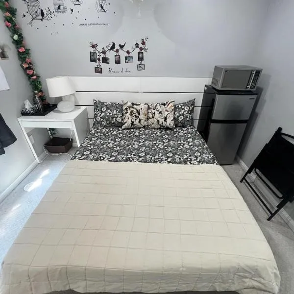Private, Secure, Immaculate & Cozy Room, hotel v destinaci Brampton