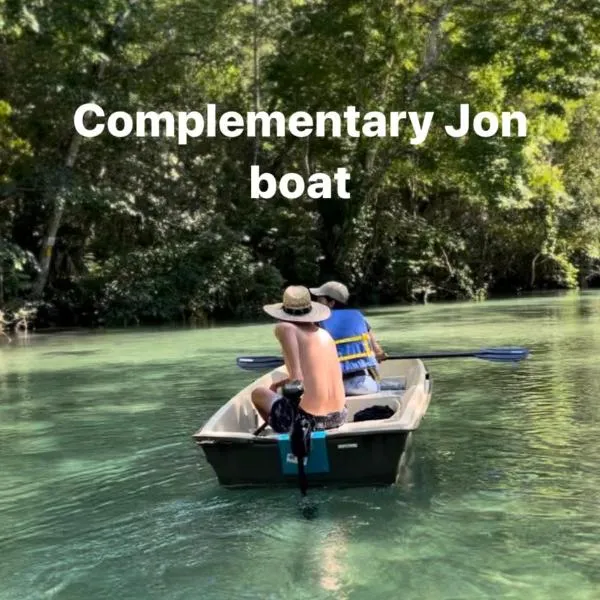 Weeki Wachee Retreat Canal home with hot tub kayaks canoe and boat with trolling motor included, hotel v destinaci Spring Hill
