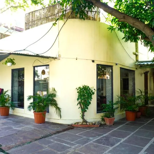 Villa in Central Jaipur with Kitchen & Courtyard, Hotel in Jaipur