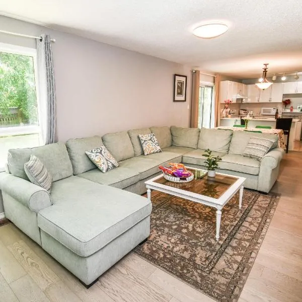 Lake Simcoe Retreat 5 Bedroom Vacation Home Near Innisfil Beach Park, hotel v destinaci Innisfil