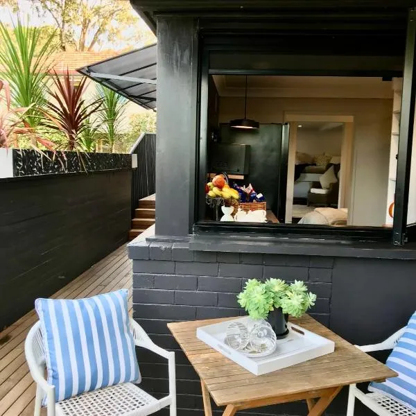 Courtyard Pool Studio Private Luxe Retreat, hotel en Coal Point
