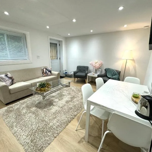 Cozy, brand-new, 2BDR,walkout apt, free parking、リッチモンドヒルのホテル