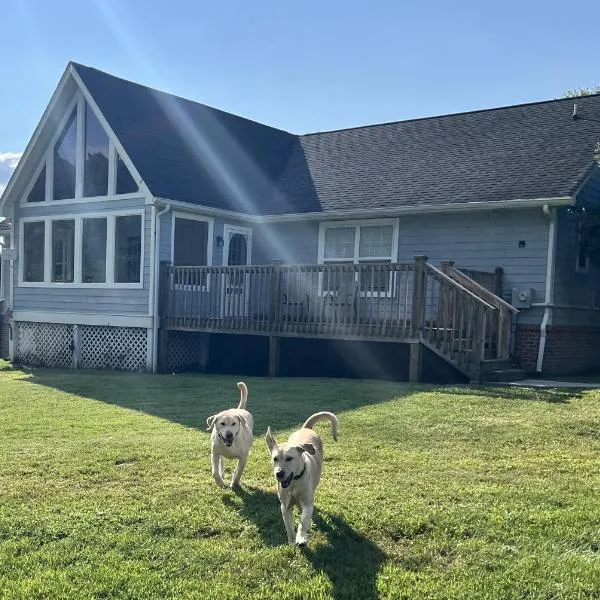 Bears Valley Inn - Cozy Pet Friendly Family Retreat - 15 Min to Top Attractions - Game Room & Private Fishing Hole, khách sạn ở Sevierville