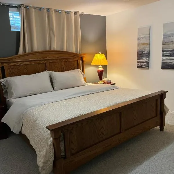 Licensed spacious basement suite with one king-size bed, hotel v destinaci Chilliwack