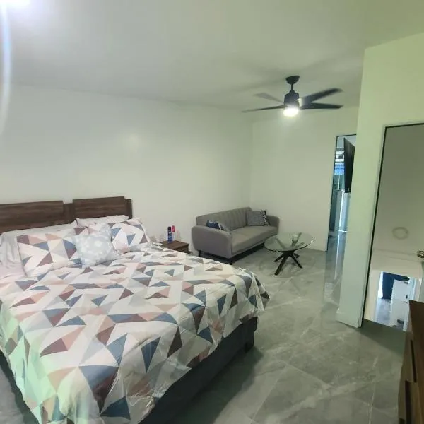 Deluxe Beach Condo in Dorado, hotel di Dorado