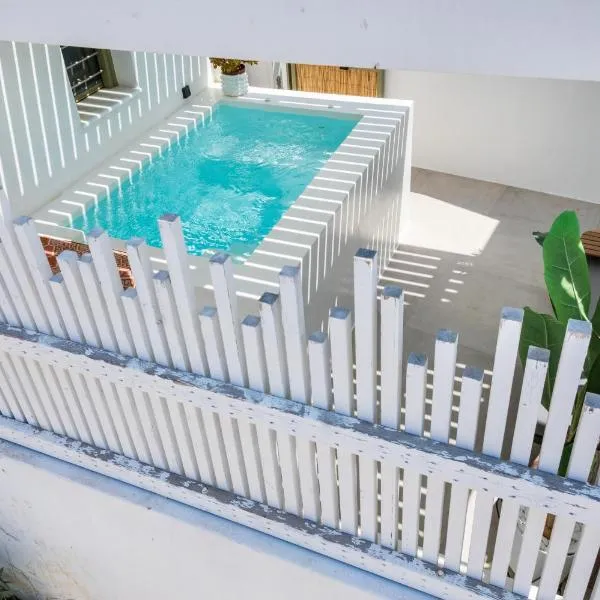 Joelia Suites in Naousa Paros with private jacuzzi!, ξενοδοχείο στη Νάουσα