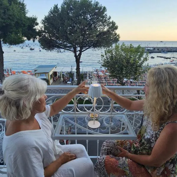 Galene - Beachfront in Costa d'Amalfi, hotel v destinaci Maiori