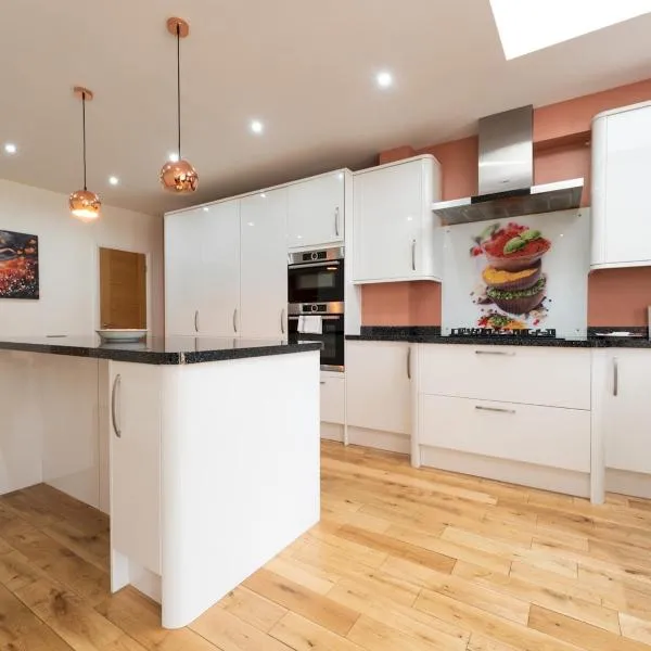 4 Bed house Parking 5 mins Sidcup Station - Pass the Keys, hotel sa Sidcup