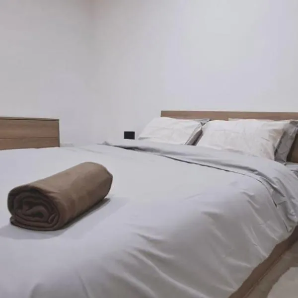 Spacious Getaway in Attard with Terrace & Garage, hotelli kohteessa Attard