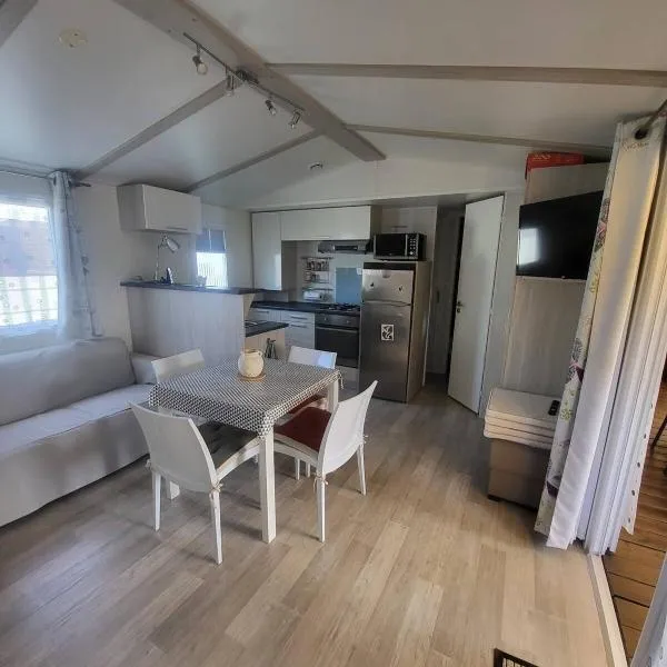Mobil-Home Montmartin-sur-mer, hotel v destinácii Hauteville-sur-Mer