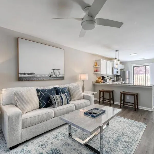 Stylish Haven NEW Walk to the Ocean Smart TVs Wifi、マートルビーチのホテル