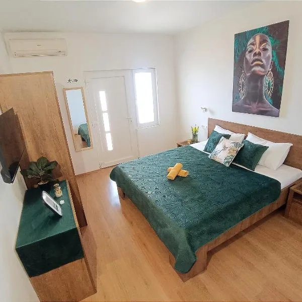 4star Room 'Kata' - with private bathroom and free air-conditioned summer kitchen, hotel in Šarića Struga