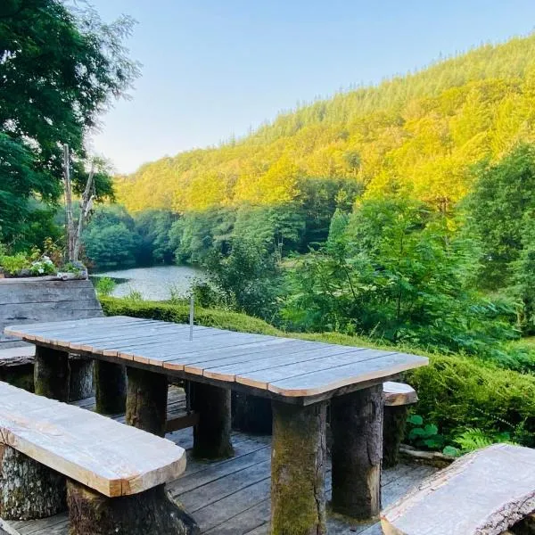 MAGNIFIQUE Location au bout de la route, hotel in Saint-Hilaire-les-Courbes
