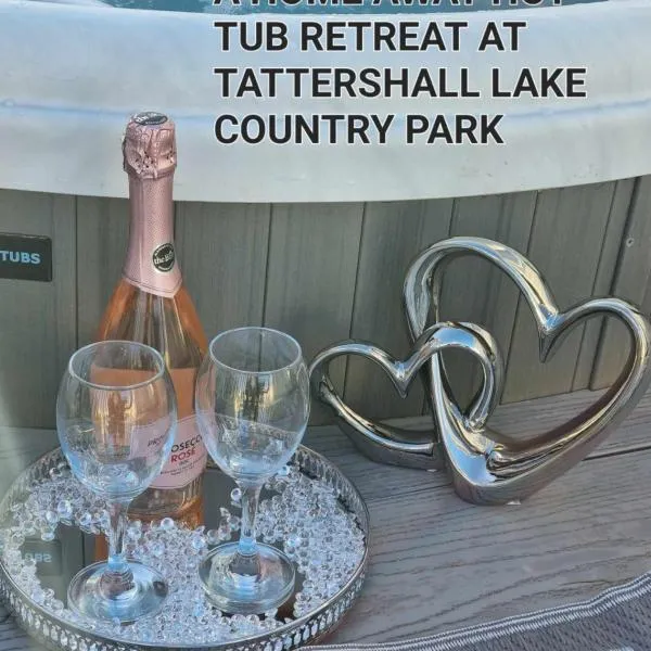 A HOME AWAY HOT TUB RETREAT AT Tattershall lakes country park, hotel i Tattershall