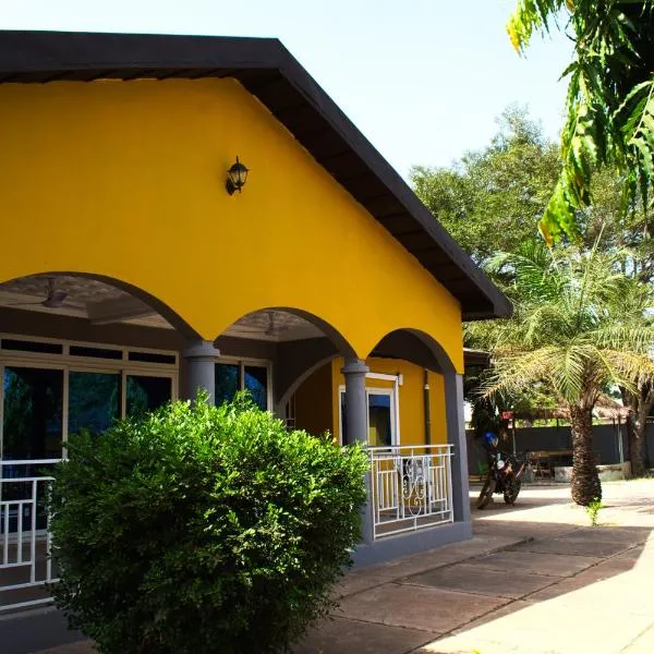 Tree House Hostel, hotel in Tamale