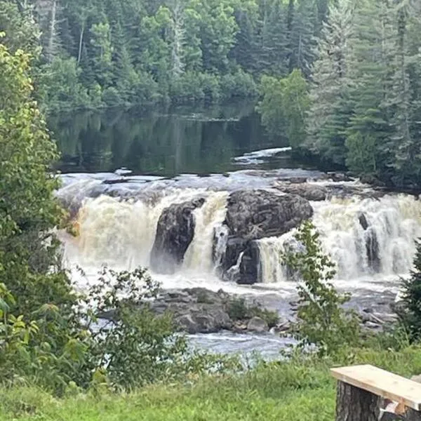 Maison au coin de la chute Valin, hotel v destinaci Saguenay