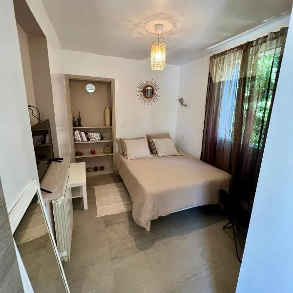 Indépendance privée avec piscine ,cuisine et parking proche hôpital nord, hotel in Marseille