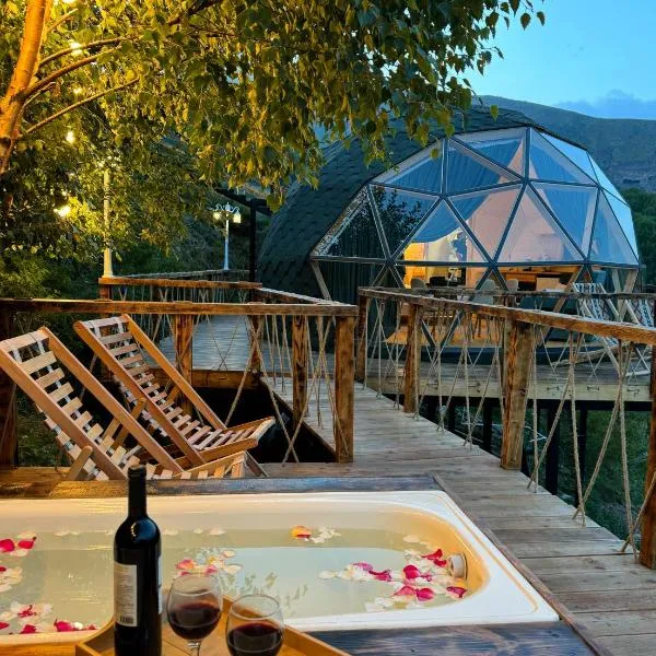 Glamping EmeralD, hotel v destinaci Stepancminda