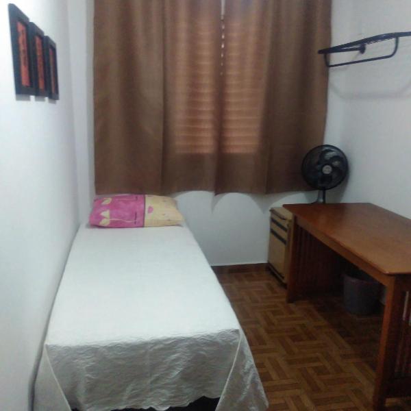 Um quarto individual em casa familiar