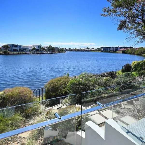 Waterfront Stylish Luxury, Light, Relaxed, hotel a Parrearra
