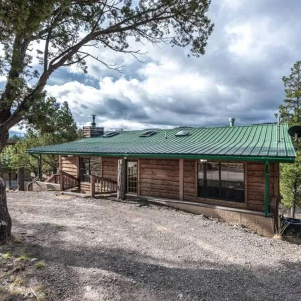 Hughes, Cabin at Ruidoso, with Forest View, hotel in Ruidoso