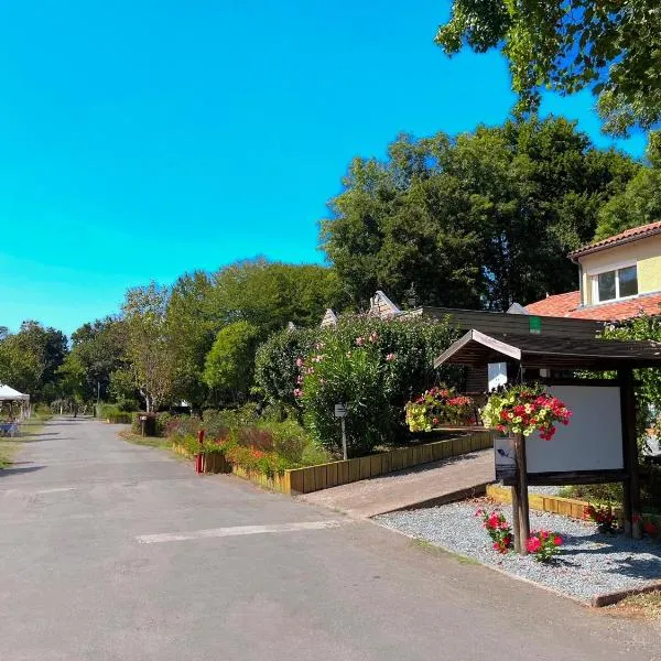 Camping Le Périgord, hotel v destinácii Saint-Astier