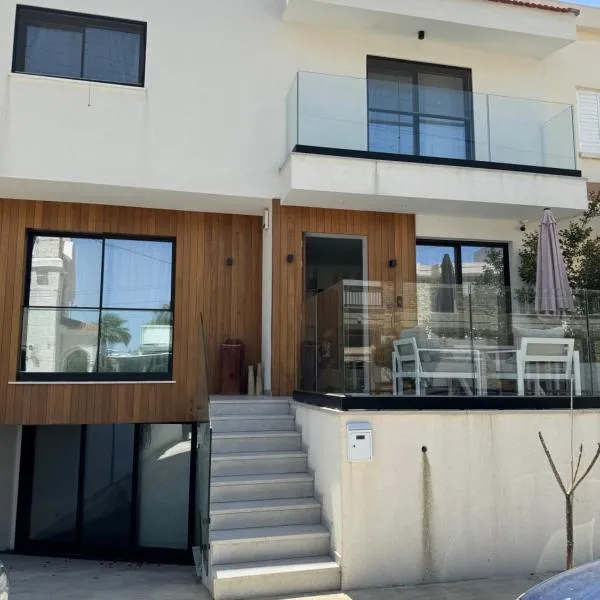 Larnaca Centre Villa، فندق في لارنكا