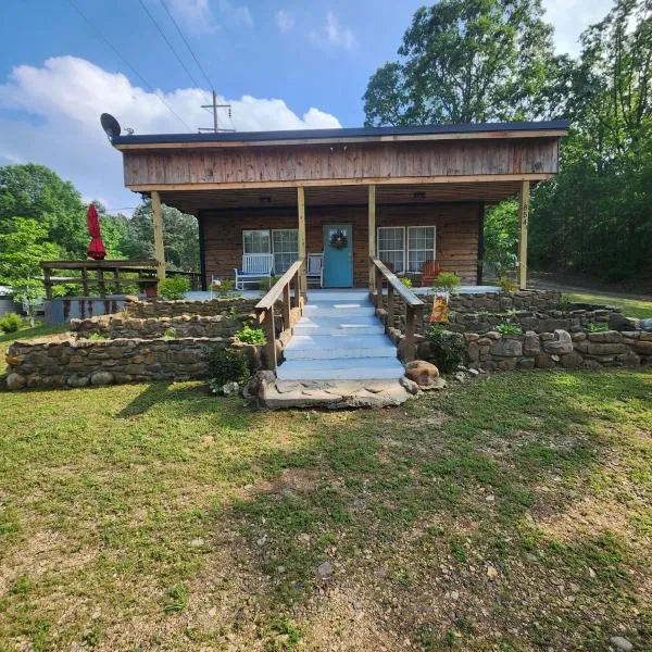 Unique Country Cabin Meets Farmhouse Modern!!!, hotel v destinaci Mena