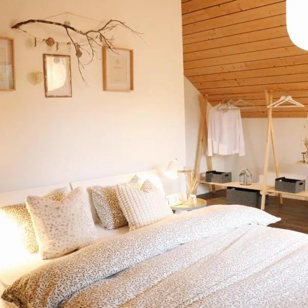 Grande chambre à louer, hotel v destinaci Courtedoux