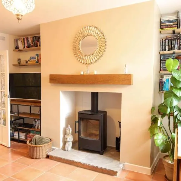May Cottage, Sofa bed, Garden, Countryside, hotel in Gloucestershire