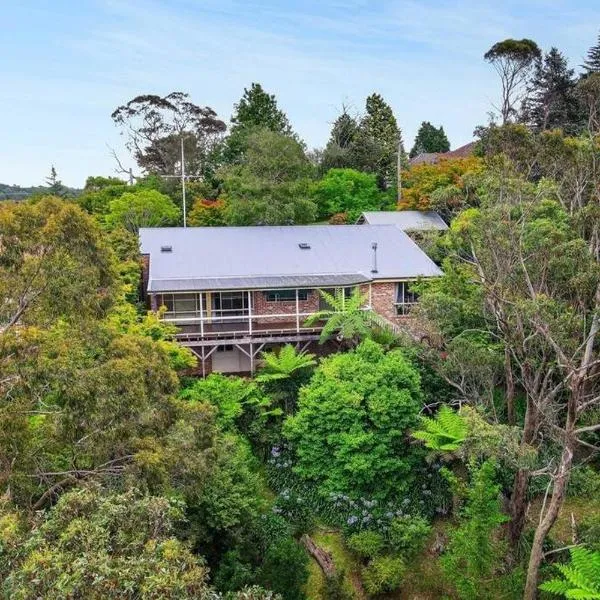 Azimuth - Spacious Family Retreat with City Views, khách sạn ở Wentworth Falls