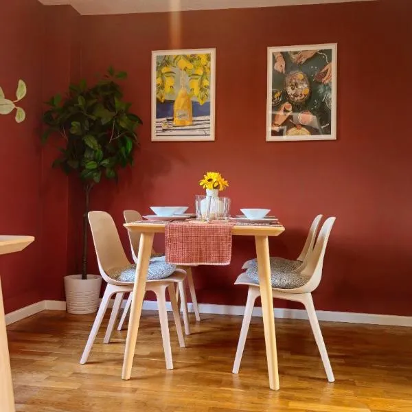 Grassmere - 3 bed house with private garden, hotel v destinaci Horley