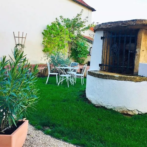 Au Clos des Ormes, hotel v destinaci Dompierre-les-Ormes