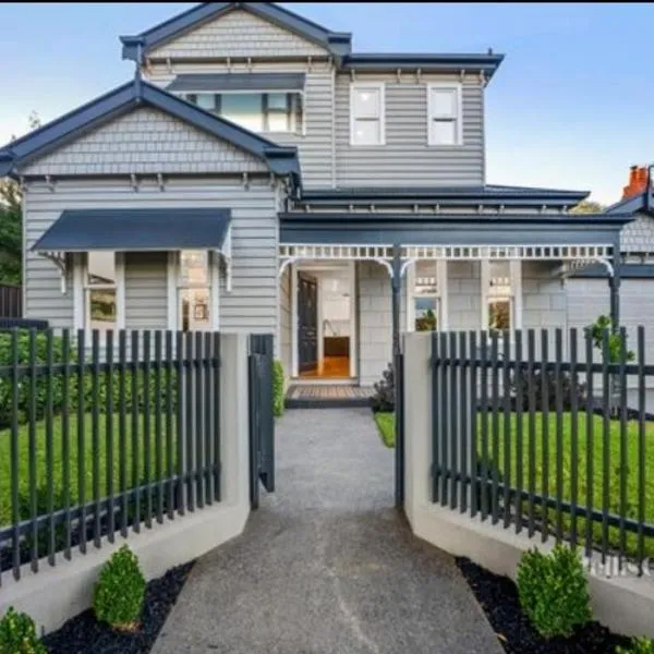 Spacious Room with Ensuite next to Coburg Station, Non Smoking House, hótel í Melbourne