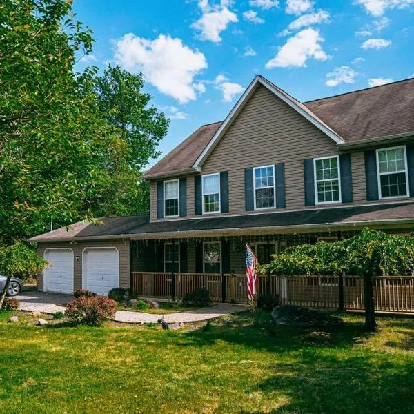 Gorgeous Cozy 5 Bedroom House with Hottub,Lake,Pool, hotel v destinaci Albrightsville