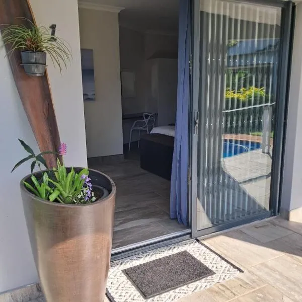 8 On Eagle Bed & Breakfast Room 1, hotel a Umtentweni