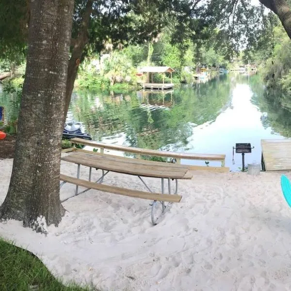 The Chuby Mermaid - Weeki Wachee River Access Waterfront with Paddlecraft, hotel u gradu Spring Hil