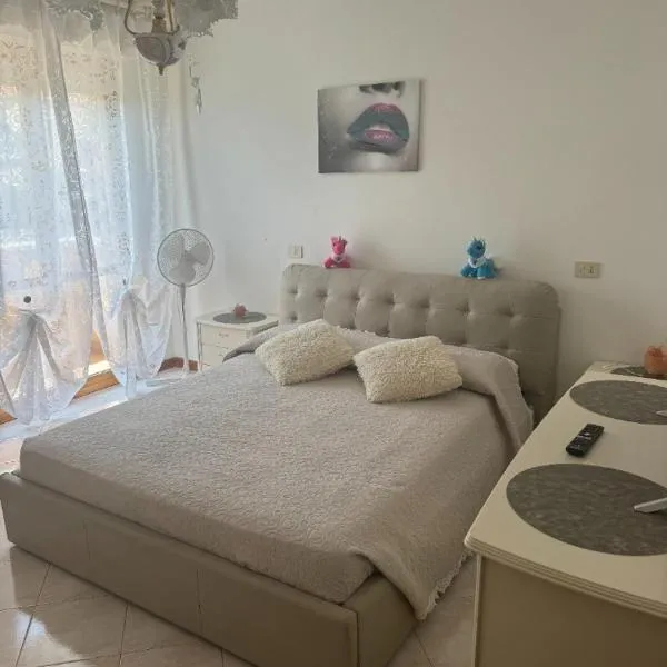 Bellissima stanza con parcheggio gratuito, hotel v destinaci Cinquale