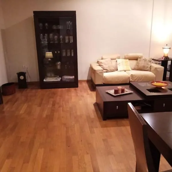 ΤΕΣΣΑΡΙ ΣΤΟΝ ΝΑΥΤΙΚΟ ΟΜΙΛΟ Χíου, hotel in Chios