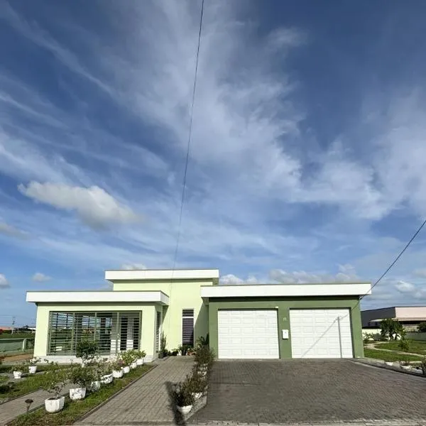 파라마리보에 위치한 호텔 Luxury villa in gated community