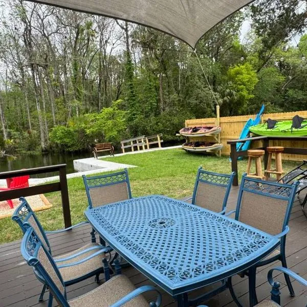 Camp Manatee-waterfront, hotel v destinaci Crystal River