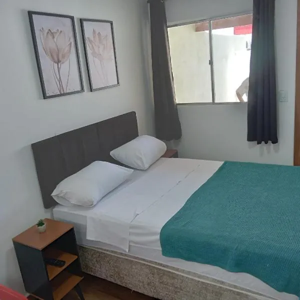 kitnet com garagem exclusiva, hotel in Venda Nova