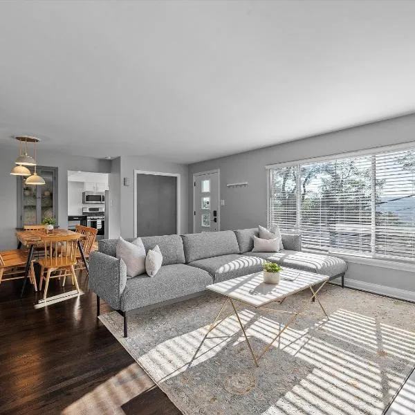 Stylish and Bright 3Bd Home, Amazing Deck, Game Room, Free Parking, hotel in Pittsburgh