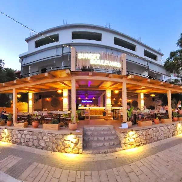Sunset Boulevard Hotel, hotel v destinaci Qëparo