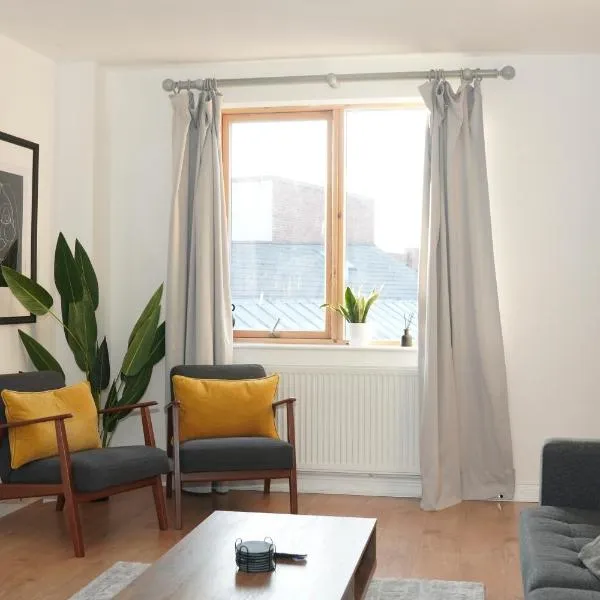 Spacious 4BR 4BA gated townhouse with balconies, Central JQ, hotel v Birminghamu