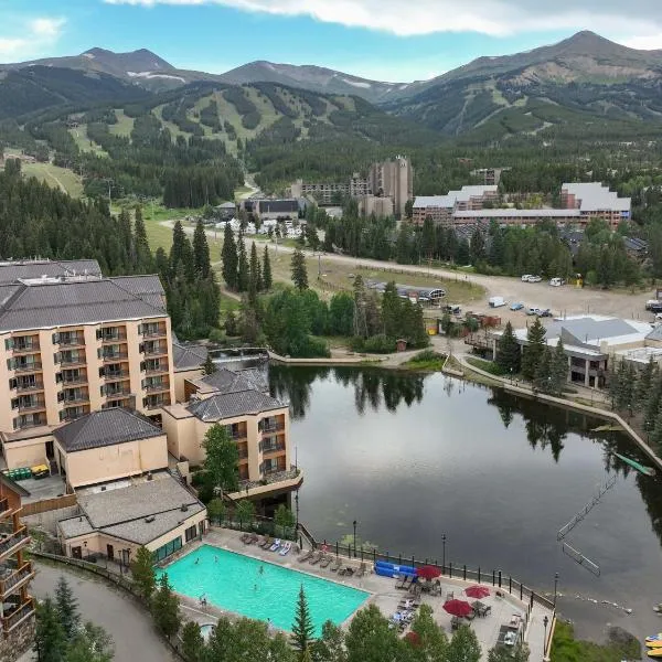 NEW! Marriott Slope View Ski & Summer Luxury Studio Sleeps 4 Full kitchen, Amenities & Paid Parking, hotel v destinaci Breckenridge