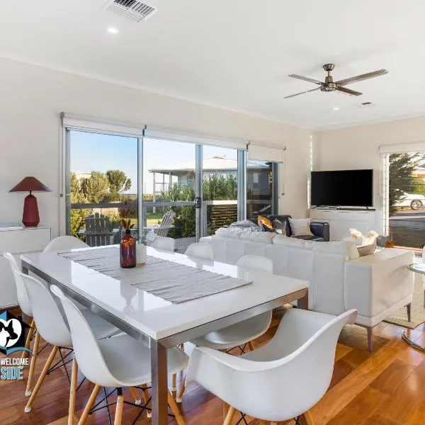 Coastal Style Pavilion House, Sea Views, Big Decks - one street from beach-Duney, hotel in Middleton